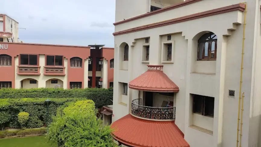 Guest House Exterior & Lawns